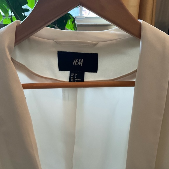 H&M Size 4 White Blazer - Picture 3 of 3